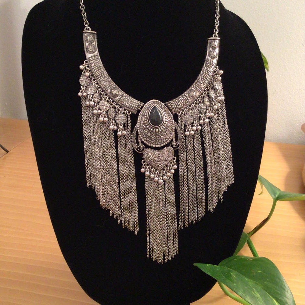SILVER METAL BAROQUE FRINGED STATEMENT NECKLACE